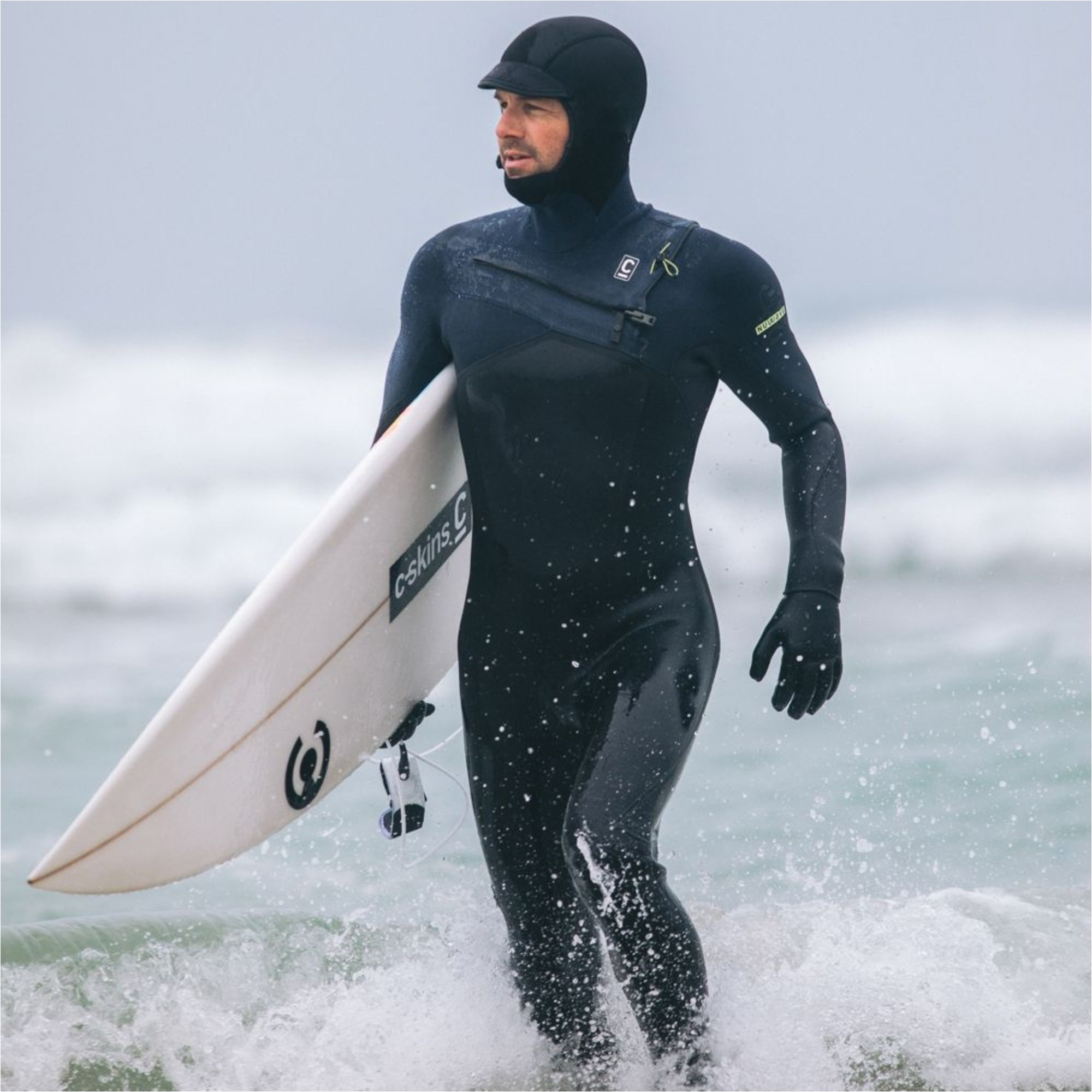 2025 C-Skins Heren NuWave ReWired 5/4mm Borst Ritssluiting Met Capuchon Wetsuit C-NRW54MH - Black / Black X / Bluestone X